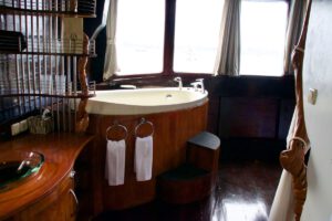 Badewanne der Master Kabine der Dewi Nusantara, Indonesien
