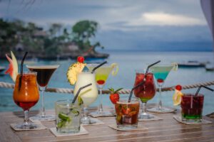 Weine und Drinks, Sonnenuntergang, Hai Tide Beach Resort, Nusa Penida, Bali Indonesien