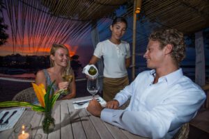 Weine und Drinks, Sonnenuntergang, Hai Tide Beach Resort, Nusa Penida, Bali Indonesien