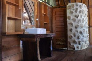 Badezimmer eines Bungalow des Raja Ampat Dive Resort, Indonesien