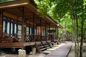 Kalabia 1, 2 und 3; Bungalows des Raja Ampat Dive Resort, Indonesien