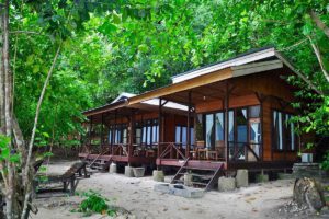 Kalabia 1, 2 und 3; Bungalows des Raja Ampat Dive Resort, Indonesien