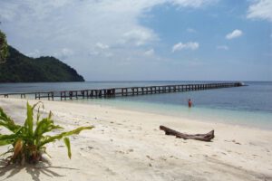 Der Strand im Selayar Dive Resort, Sulawesi, Indonesien