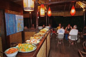 Abendessen im Selayar Dive Resort, Sulawesi, Indonesien