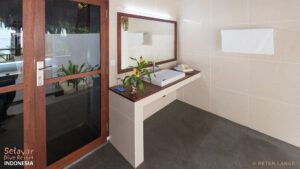 Badezimmer einer Strand Villa, Selayar Dive Resort, Sulawesi, Indonesien