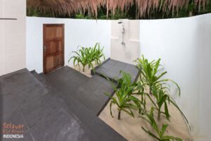 Badezimmer einer Strand Villa, Selayar Dive Resort, Sulawesi, Indonesien