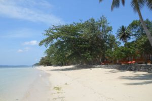 Strand im Bastianos Dive Resort Bangka, Indonesien, Sulawesi