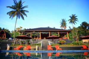 Der Pool mit Haupthaus des Bastianos Dive Resort Bangka, Indonesien, Sulawesi