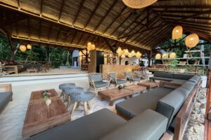 Loungebereich des Metita Beach & Dive Resort, Halmahera, Indonesien