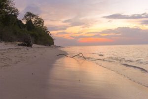 Der Strand des Metita Beach & Dive Resort, Halmahera, Indonesien