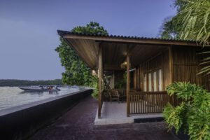 Superior Beachfront Zimmer im Bastianos Bunaken Dive Resort , Indonesien, Sulawesi