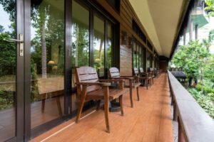 Terrasse der Deluxe Rooms, Samboja Lodge, Kalimantan, Indonesien