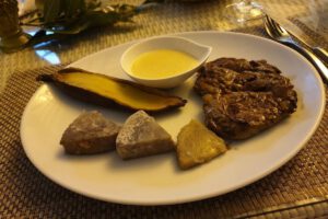 Speisen im Restaurant der Havaiki Lodge, Fakarava, Französisch Polynesien