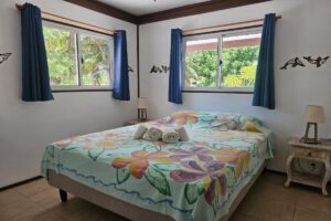 Doppelbett im Schlafzimmer eines Fare Ocean View Bungalow der Pension Tikehau Paradise, Tikehau, Französisch Polynesien