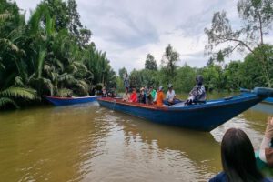 Mit dem Boot zur Pirsch, Samboja Lodge, Kalimantan, Indonesien