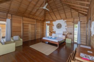 Bungalow mit Doppelbett im Virgin Cocoa - Tropical Hideaway Island, Kalimantan, Indonesien