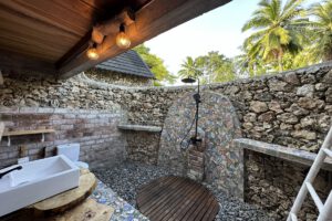 Freiluft-Bad einer Villa im Moko Alor Dive Resort, Alor, Indonesien