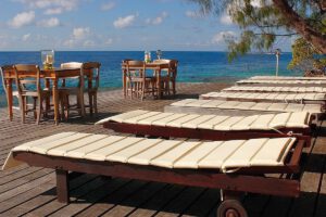 Sonnenliege und Sitzgelegenheit am Tiputa Pass, Relais de Josephine, Rangiroa, Französisch Polynesien