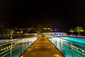 Pool bei Nacht im Te Moana Tahiti Resort, Tahiti, Französisch Polynesien