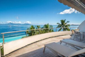 Terrasse eines Ocean-View-Apartment im Te Moana Tahiti Resort, Tahiti, Französisch Polynesien