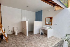 Offenes Bad eines Cottage im Nautika Dive Alor, Alor, Indonesien