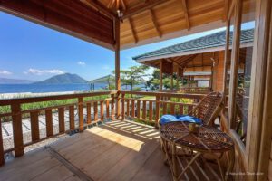 Balkon eines Cottage im Nautika Dive Alor, Alor, Indonesien