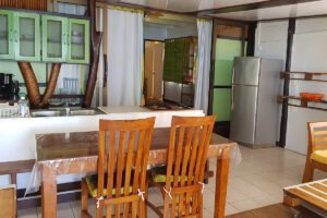 Kitchenette eines Bungalow im Linareva Beach Resort, Moorea, Französisch Polynesien