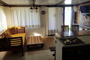 Kitchenette eines Bungalow im Linareva Beach Resort, Moorea, Französisch Polynesien