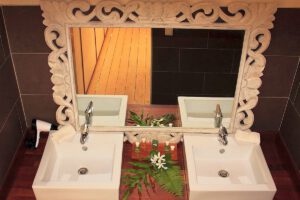 Badezimmer eines Bungalow im Relais de Josephine, Rangiroa, Französisch Polynesien