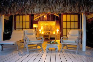 Terrasse eines Bungalow im Relais de Josephine, Rangiroa, Französisch Polynesien