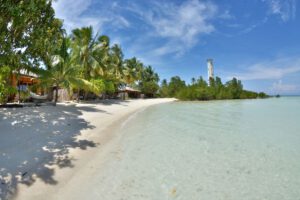 Der Strand und die Bungalows im Virgin Cocoa - Tropical Hideaway Island, Kalimantan, Indonesien