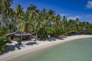 Der Strand und die Bungalows im Virgin Cocoa - Tropical Hideaway Island, Kalimantan, Indonesien