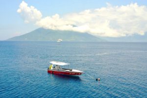 Tauchboot des Moko Alor Dive Resort, Alor, Indonesien