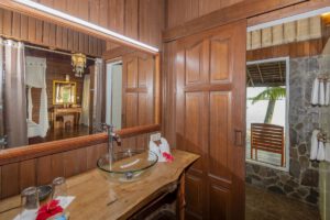 Badezimmer eines Bungalow im Nunukan Island Resort, Kalimantan Indonesien