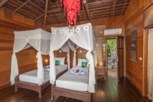 Ein Bungalow mit Twin-Betten im Nunukan Island Resort, Kalimantan Indonesien