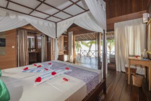 Ein Bungalow mit Doppelbett im Nunukan Island Resort, Kalimantan Indonesien