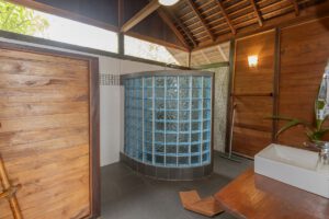 Bad einer Suite im Nabucco Island Resort, Kalimantan, Indonesien