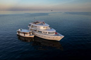 Luftbild der M/V Amba, Malediven