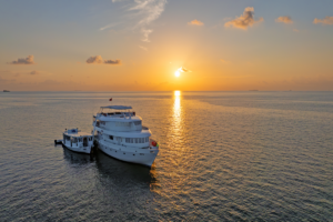 Luftbild der M/V Amba, Malediven