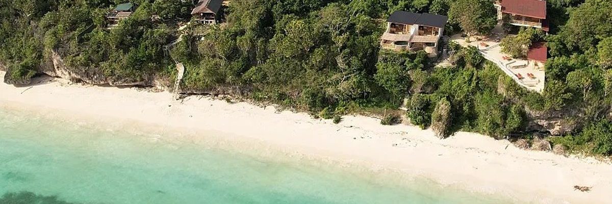 Luftbild des Akasha Beach Club, Sulawesi, Indonesien